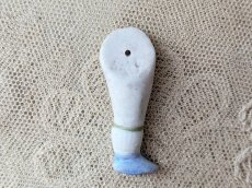 画像4: ドイツアンティーク ドールパーツ 水色ボティンの左足 ビスク 4.3cm (4)