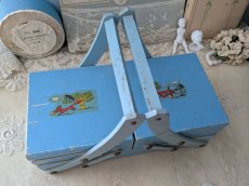 画像9: フランス 1950-1960年 木製お裁縫箱 キツネとコウノトリ (9)