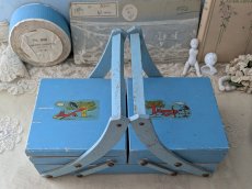 画像1: フランス 1950-1960年 木製お裁縫箱 キツネとコウノトリ (1)