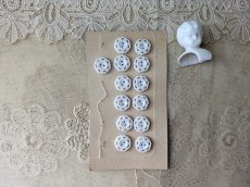 画像2: フランスヴィンテージ　型抜きボタン 白いお花 15mm (2)