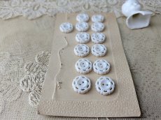 画像4: フランスヴィンテージ　型抜きボタン 白いお花 15mm (4)