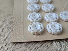 画像6: フランスヴィンテージ　型抜きボタン 白いお花 15mm (6)