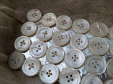 画像2: フランスアンティーク 貝ボタンシート 18mm (2)