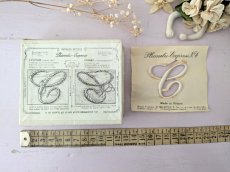 画像14: フランスアンティーク　Plumetis-Express 刺繍イニシャルシート "C" No.4 (14)