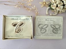 画像2: フランスアンティーク　Plumetis-Express 刺繍イニシャルシート "C" No.4 (2)