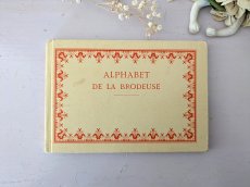 画像1: フランスアンティーク DMC アルファベ刺繍図案 ALPHABET DE LA BRODEUSE (1)
