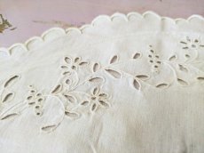 画像4: フランス 1900年前後 PB刺繍入り半月型枕カバー (4)