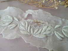 画像4: フランス19世紀後半 白糸刺繍の装飾用パーツ6枚セット (4)