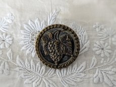 画像1: フランス 1900年前後  メタル装飾ボタン 葡萄 27mm (1)