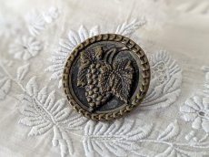 画像2: フランス 1900年前後  メタル装飾ボタン 葡萄 27mm (2)
