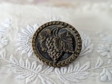 画像3: フランス 1900年前後  メタル装飾ボタン 葡萄 27mm (3)