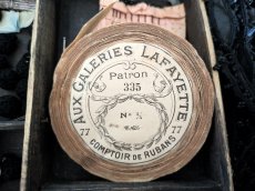 画像1: フランス 20世紀初頭 巻きリボン ノアール Aux Galeries Lafayette (1)