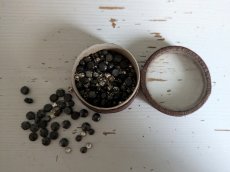 画像4: フランスアンティーク ガラスの蓋の紙箱入りビーズ ≪チャコールグレー×ストラス ≫ (4)
