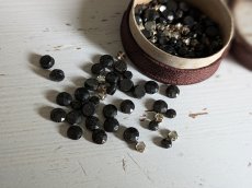 画像5: フランスアンティーク ガラスの蓋の紙箱入りビーズ ≪チャコールグレー×ストラス ≫ (5)