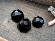画像2: フランス1900年前後 フレンチジェットボタン  多面カット3個セット 18-21mm (2)