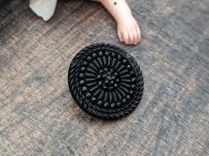 画像2: フランス1900年前後 フレンチジェットボタン ロゼット模様 22mm (2)