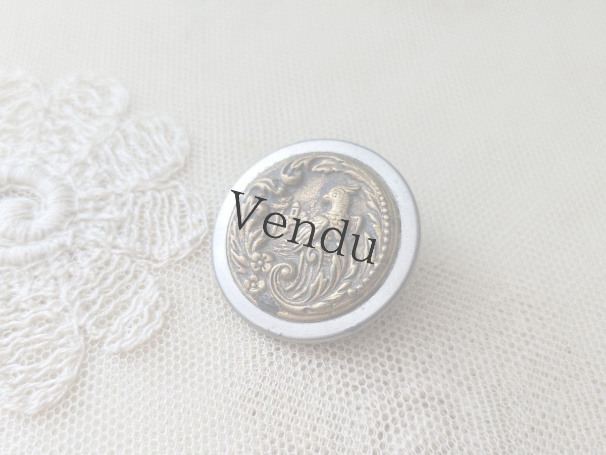 画像2: フランス 1900年前後 型押しメタルボタン 鳥と風景 31mm (2)