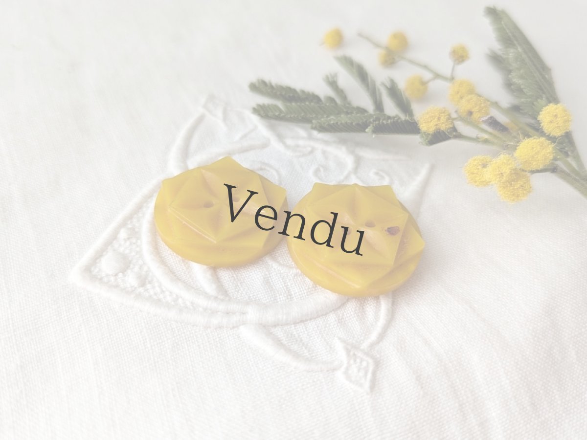 画像2: フランスアンティーク ガラリットボタン 黄色 21.5mm 2個セット (2)