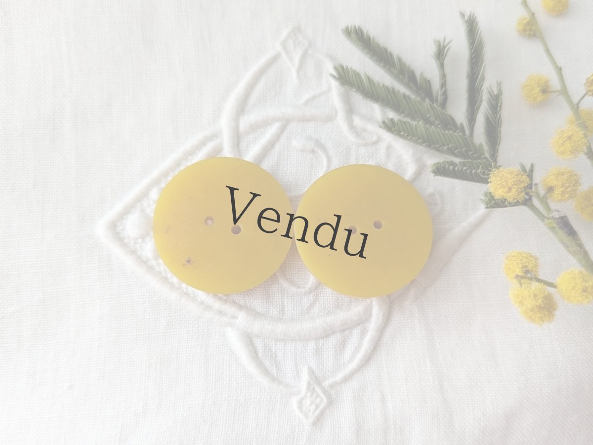 画像3: フランスアンティーク ガラリットボタン 黄色 21.5mm 2個セット (3)