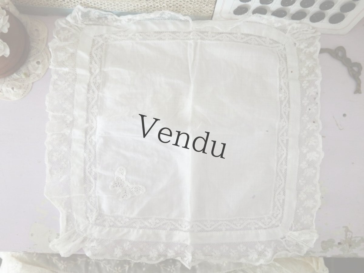 画像2: フランスヴィンテージ　蝶の刺繍とヴァレンシエンヌレースの大判ハンカチ (2)