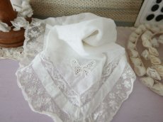 画像4: フランスヴィンテージ　蝶の刺繍とヴァレンシエンヌレースの大判ハンカチ (4)