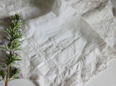 画像5: フランスヴィンテージ　蝶の刺繍とヴァレンシエンヌレースの大判ハンカチ (5)