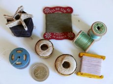 画像10: フランスアンティーク　AU CONSCRIT 小さな紙製カプセル型の糸玉 リネン 100 (10)