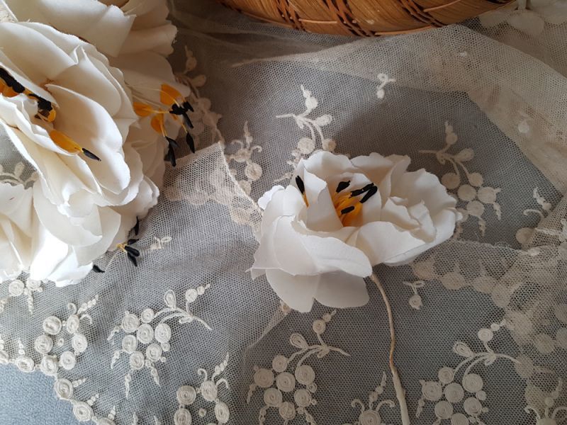 フランスアンティーク 布花ブーケ 黄色いガクの大きめの花