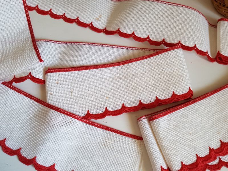フランスヴィンテージ 赤いスカラップ刺繍のリボントリム